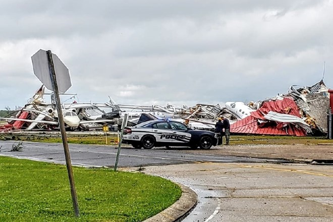 Tornado je uničil cele soseske v mestu Monroe v zvezni državi Louisiana,  tudi tamkajšnje lokalno letališče.