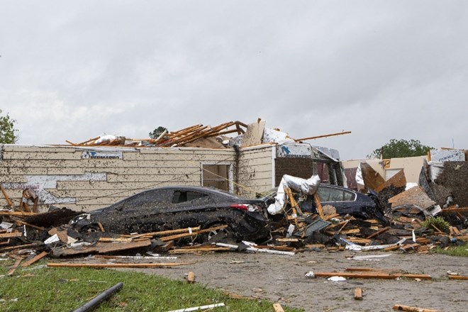 #foto ZDA: šest mrtvih v tornadih  