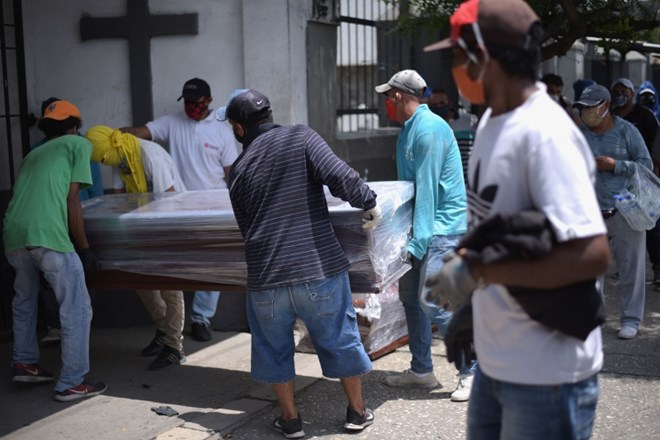 Policija v žarišču okužb v Ekvadorju našla na domovih skoraj 800 trupel, na Hrvaškem 50 novih okužb 