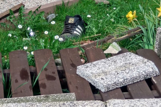 Obuvalo ponesrečenca je obležalo med razbitinami ograje, v katero je trčila 25-letna Mariborčanka, ki je na pokrovu...