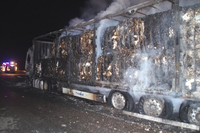Na hitri cesti v Vipavi je sinoči zgorel tovornjak.