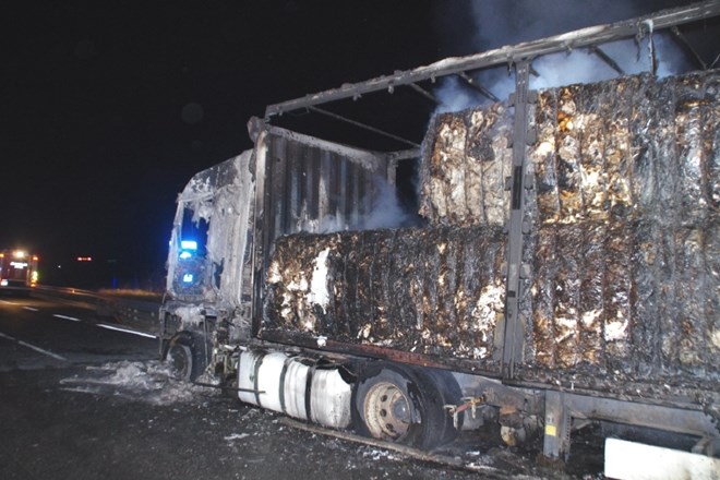 Na hitri cesti v Vipavi je sinoči zgorel tovornjak.