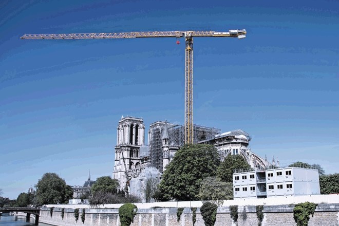Tako je te dni videti katedrala Notre-Dame. Priprave na obnovo so se začele še pred izbruhom pandemije, zdaj pa jih skrbi, da...