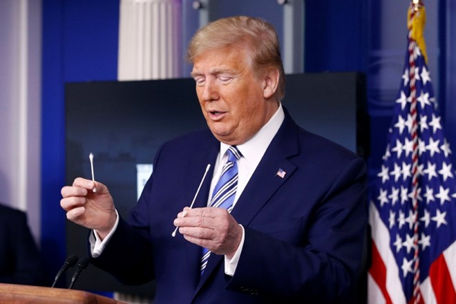 Ameriški predsednik Donald Trump s palčkama za jemanje brisov.