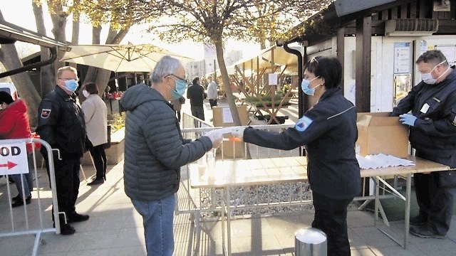 Domžalska civilna zaščita je maske razdelila občanom.