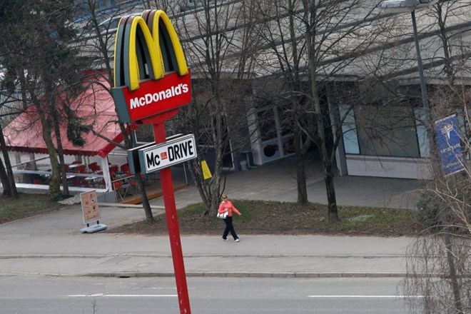 #foto #video Na Celovški vrsta za McDonald's, na spletu vrsta za moraliziranje