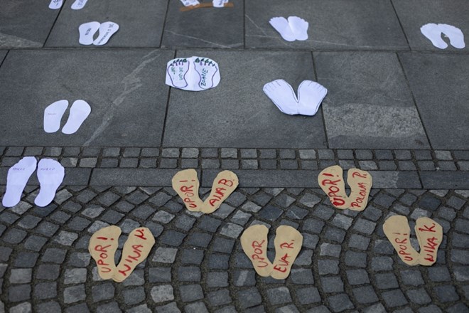 #foto V znak protesta pred državni zbor lepili papirnata stopala