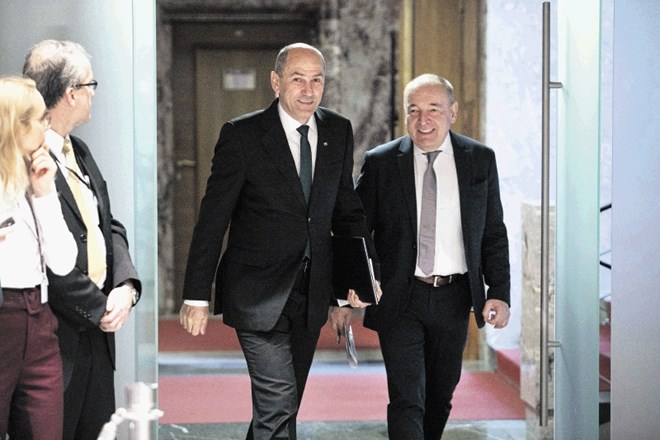 Predsednik vlade Janez Janša in finančni minister Andrej Šircelj nadaljujeta hitre in obsežne zakonske spremembe.