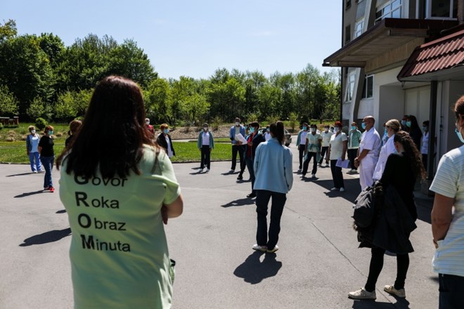 #foto Zaposleni v socialnih zavodih z mirnim protestom opozorili na neurejeno stanje