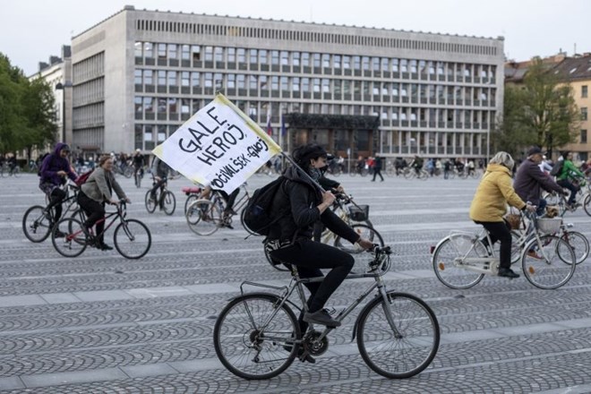 #foto #video S kolesi na protest pred parlament