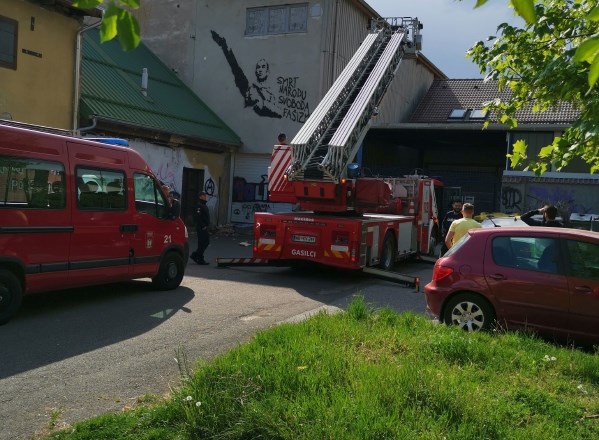 #foto Policijsko-občinsko-gasilska smešnica z Janševim grafitom