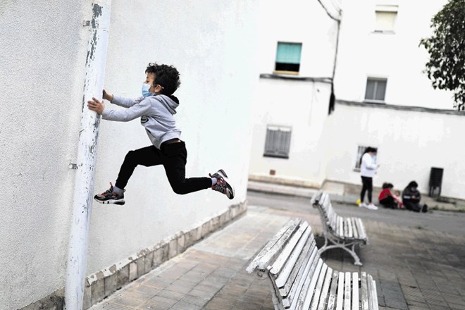 Šestletni Kilian skače s klopce v mestu Igualda v Španiji, potem ko so oblasti po šestih tednih dovolile otrokom, da gredo za...