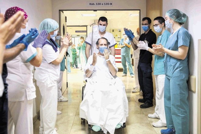 Osebje bolnišnice Quironsalud Sagrado Corazon v Sevilli z aplavzom pospremlja zadnjega pacienta z boleznijo covid-19, ki je...