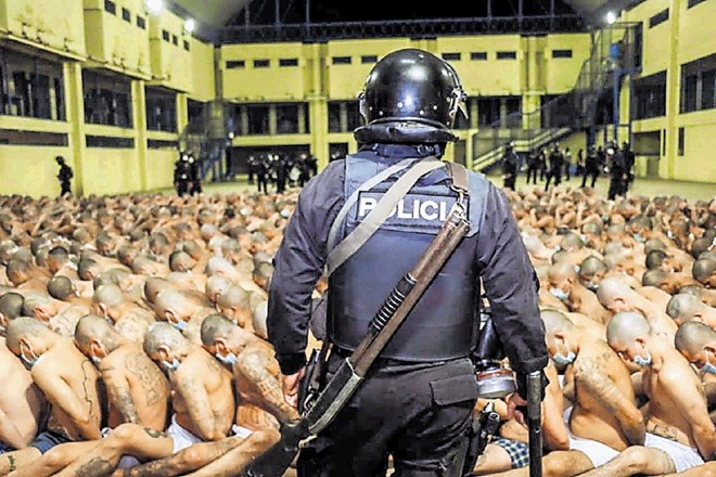 #video #foto Salvador: Zaporniki v spodnjicah plačali za svoje grehe