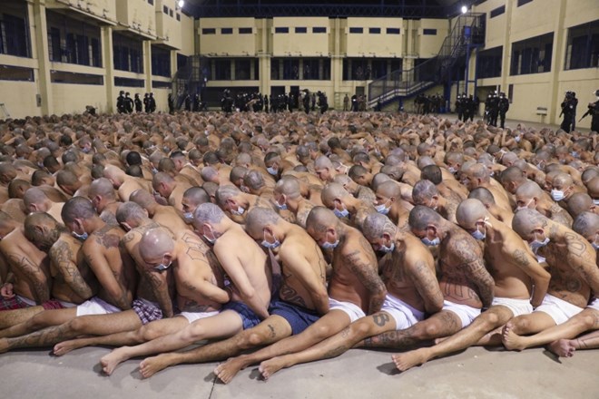 #video #foto Salvador: Zaporniki v spodnjicah plačali za svoje grehe
