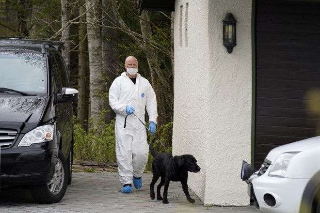 S pomočjo slednih psov so policisti včeraj znova preiskali hišo norveškega milijonarja, sedaj glavnega osumljenca umora...