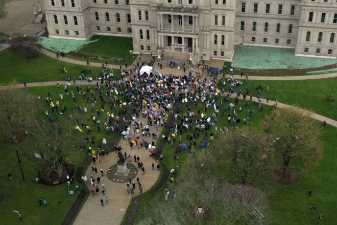 #foto V ZDA protestniki vdrli v poslopje kongresa Michigana