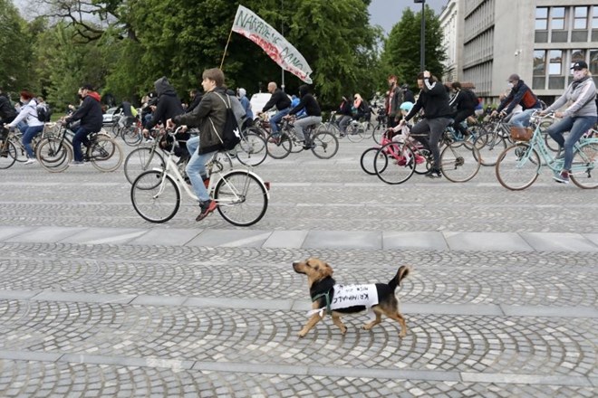 #foto #video Na protivladni protest prišlo več kot 3000 kolesarjev