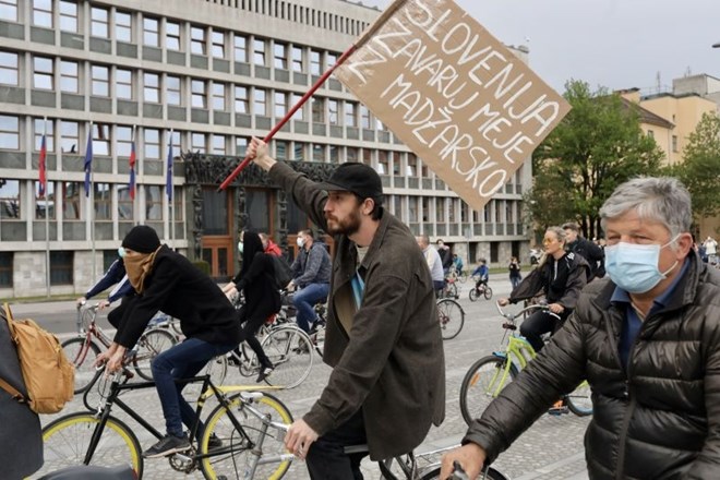 #foto #video Na protivladni protest prišlo več kot 3000 kolesarjev