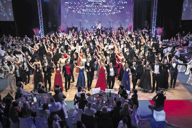 Organizatorji maturantskih plesov upajo, da bodo letošnji maturantje že septembra lahko zaplesali četvorko.