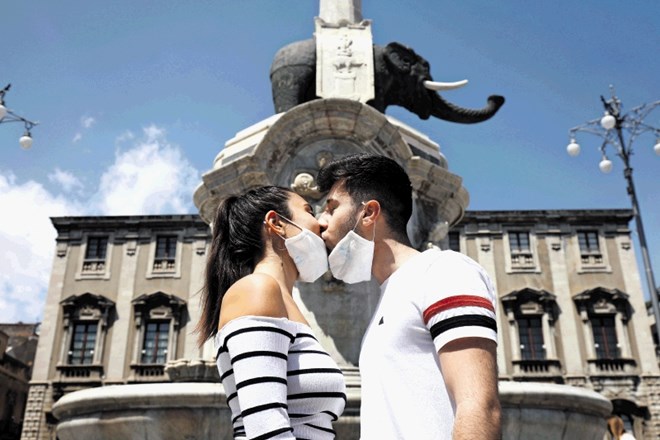 Par se poljublja na trgu Duomo v Catanii po sprostitvi nekaterih omejitev gibanja v Italiji.
