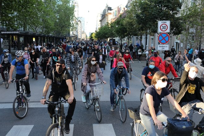 Množica kolesarjev na današnjem protestu