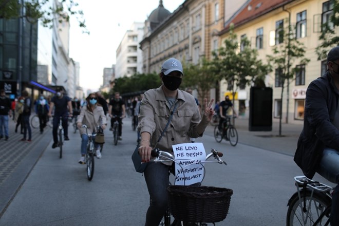 #foto #video Protivladni protest: Tisoče kolesarjev, lopovi in helikopter