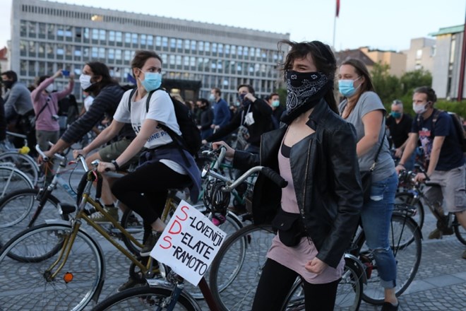 #foto #video Protivladni protest: Tisoče kolesarjev, lopovi in helikopter