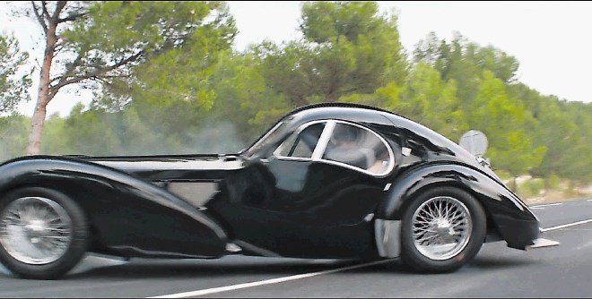 Bugatti type 57SC atlantic v filmu Overdrive počne vse sorte reči, ki si jih s 40-milijonskim avtomobilom ne bi upali, zato...