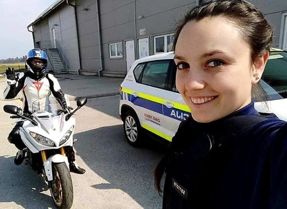 Policist na motorju, ki je v petek udeležencu protestov na kolesih dovolil, da posname selfi, se je znašel v nemilosti...