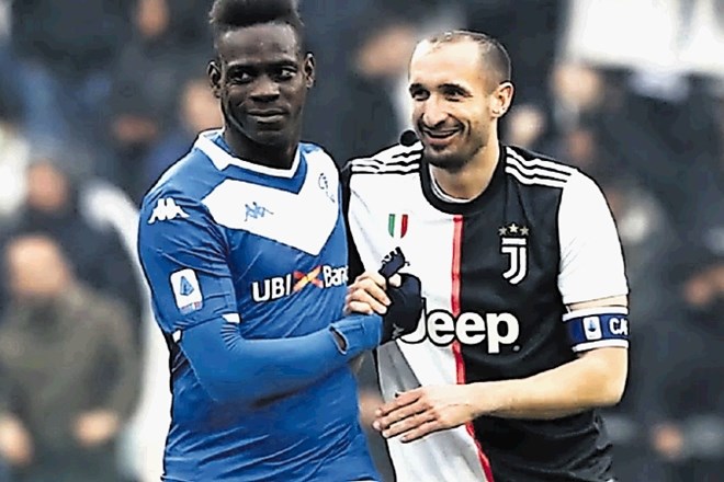 Mario Balotelli (levo), ki v tej sezoni nosi dres Brescie, in Juventusov Giorgio Chiellini med februarsko tekmo italijanskega...