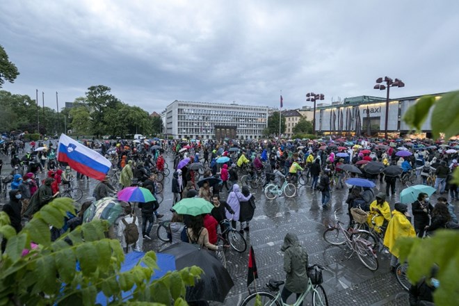 Dež ni ustavil protestnikov.