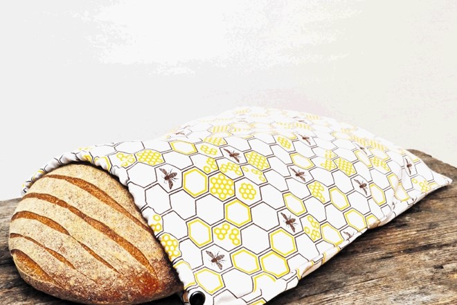 Saša Drobnič Škrjanec z ročnim sitotiskom ustvarja podobe slovenskih tradicionalnih motivov tudi na vrečko za kruh.