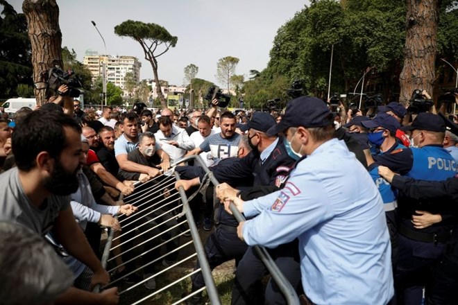 #foto V Tirani izgredi s protesti proti zrušenju gledališča