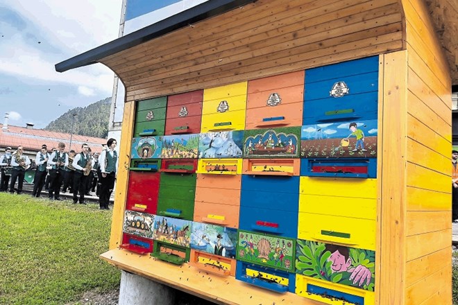 Na območju Pivovarne Laško so postavili tradicionalen slovenski čebelnjak in dobrodošlico izrekli 350.000 novim sodelavkam –...