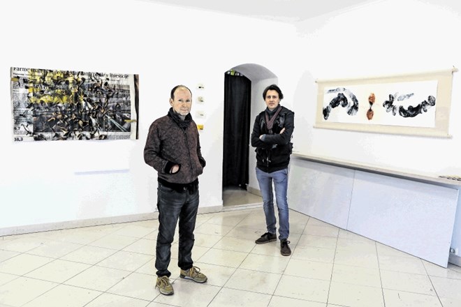 Likovna umetnika Miha Boljka in Iztok Bobić v Galeriji DLUL, vsak pred svojim delom