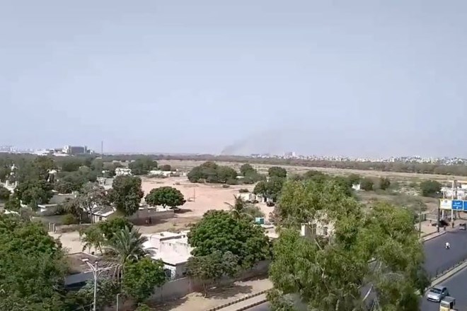 #foto #video V Pakistanu na naselje strmoglavilo potniško letalo