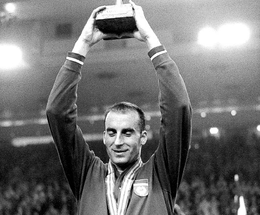 Kapetan jugoslovanske reprezentance Ivo Daneu je pred 50 leti takole v zrak dvignil pokal za zmago na svetovnem prvenstvu.