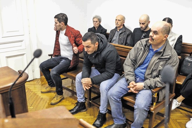 Ardit Ademi, na prvi klopi levo, in Elbasan Destani, ki sedi poleg njega, sta se zagovarjala, da nista tekmovala, kdo bo...