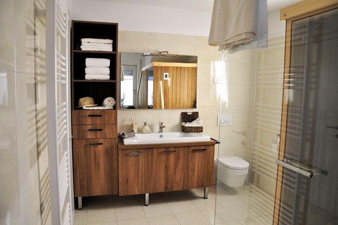 Kombinacija visokih omar in podumivalniških omaric omogoča veliko prostora za shranjevanje kopalniške opreme. dokumentacija...