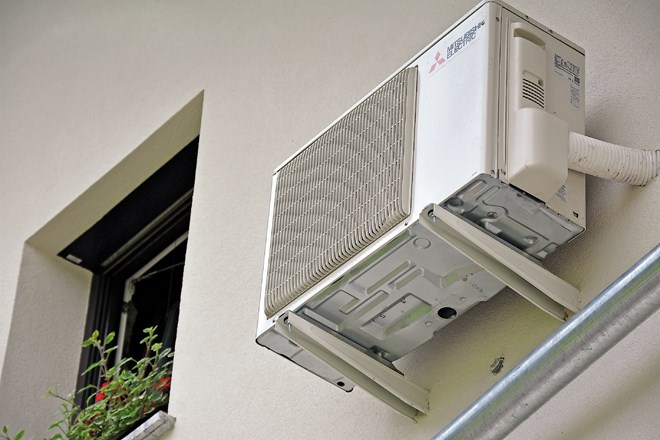 Klimatska naprava na zunanji steni je lahko nameščena v višini oziroma le malo pod notranjo enoto, nekaj metrov pod njo, pa...