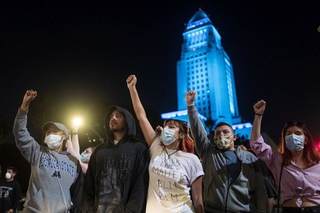 Protestniki v Los Angelesu.