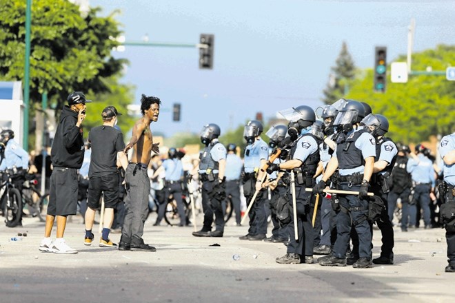 Temnopolti Američani imajo dovolj policijskega nasilja nad svojimi »brati in sestrami«. Zato na ulicah protestirajo proti...