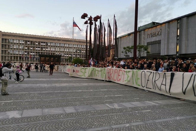 #foto #protest  Policisti pisali globe, protestniki zbirali podpise za odstop vlade