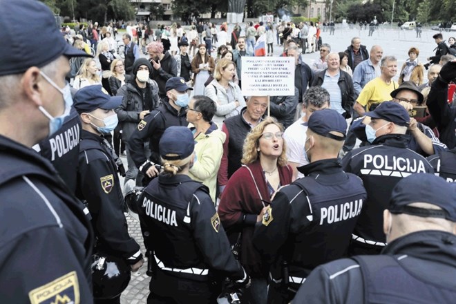 Protestniki so se danes že peti petek zapored zbrali v središču Ljubljane in zahtevali odstop vlade. Nekatere so policisti...