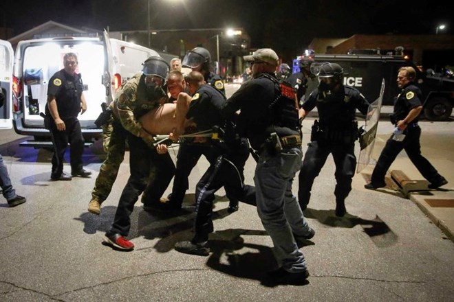 #foto #video Aretacija policista v Minneapolisu ni pomirila protestnikov, Trump jim grozi