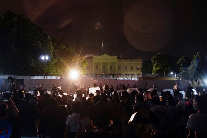 Protestniki so se zbrali pred Belo hišo, ki jo varuje kordon uniformiranih enot Tajne službe. Predsednik Trump je dejal, da...