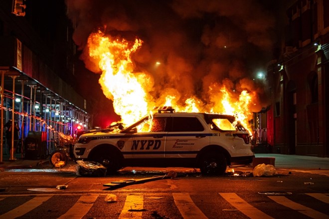 Policijski avto gori pri Union Squareu na Manhattnu ob protestih in nasilju zaradi smrti 46-letnega Georgea Floyda med...