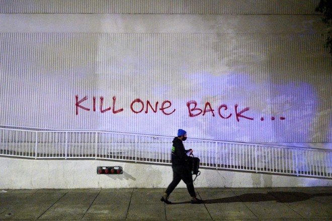 »Ubij enega nazaj,,,« piše na grafitu v Oaklandu. Pred poslopjem zvezne vlade v mestu je nekdo ustrelil in ubil varnostnika,...