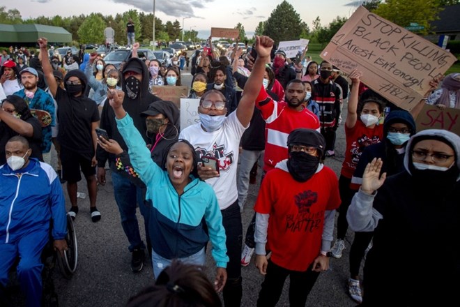 Protestniki korakajo po ulicah Flinta v Michiganu. Po odmevnem dejanju lokalnega šerifa so se jim kasneje na shodu pridružili...